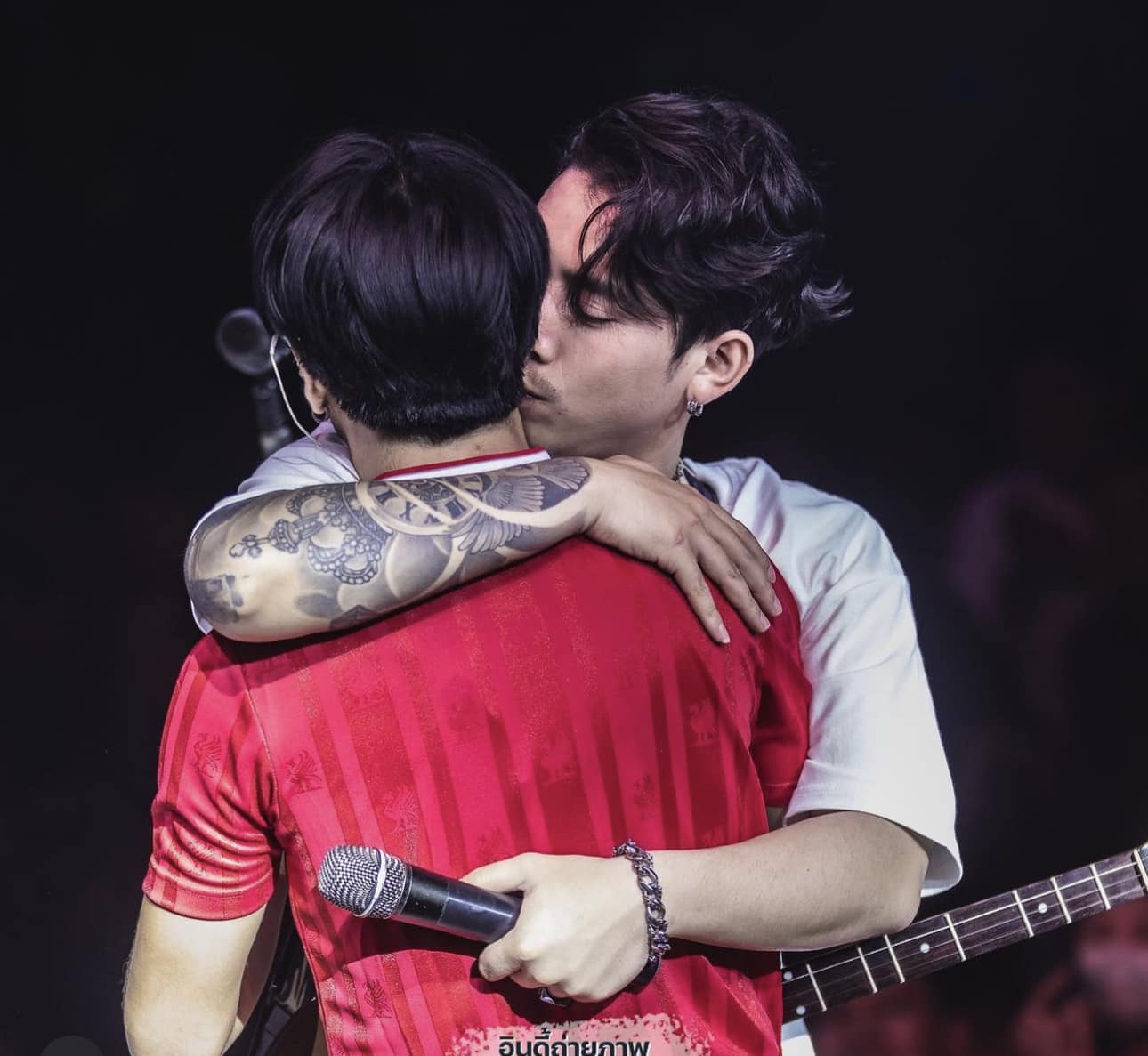 เบิ้ล ปทุมราช จูบปาก ก้อง ห้วยไร่ บนเวทีคอนเสิร์ต เป็นคอนเทนต์แบบคิมิโนโตะ