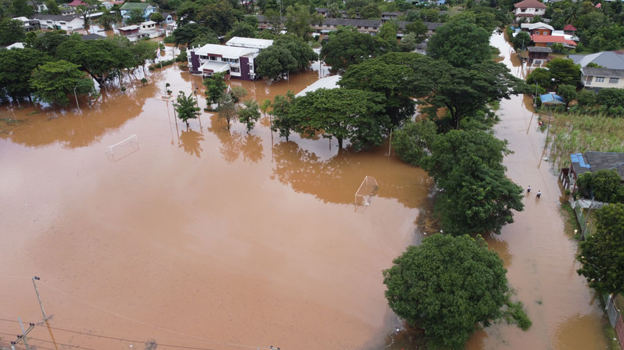 เปิดภาพน้ำท่วมโคราชบางจุดสูงกว่า 1 เมตร อำเภอชุมพวงหนักสุดในรอบ 12 ปี เปิดภาพน้ำท่วมโคราชบางจุดสูงกว่า 1 เมตร อำเภอชุมพวงหนักสุดในรอบ 12 ปี