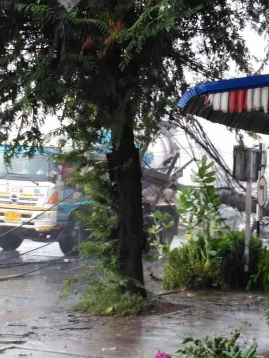 ฝนถล่มหนัก เสาไฟล้มระเนระนาด ทับรถหลายคัน!