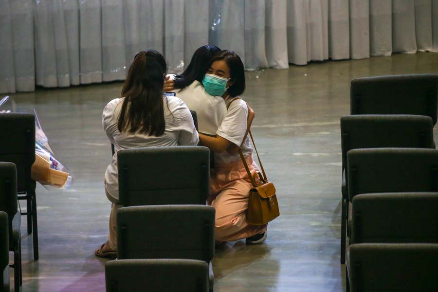 กระติก หอบดอกไม้ร่วมพิธีอาลัย แตงโม นิดา ที่คริสตจักรเสรีภาพกรุงเทพ