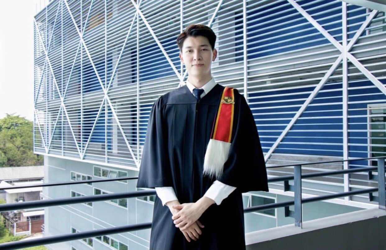บัณฑิตป้ายเเดง ก็อต  อิทธิพัทธ์ เรียนจบแล้ว ใส่ชุดครุยหล่อตาเเตก 