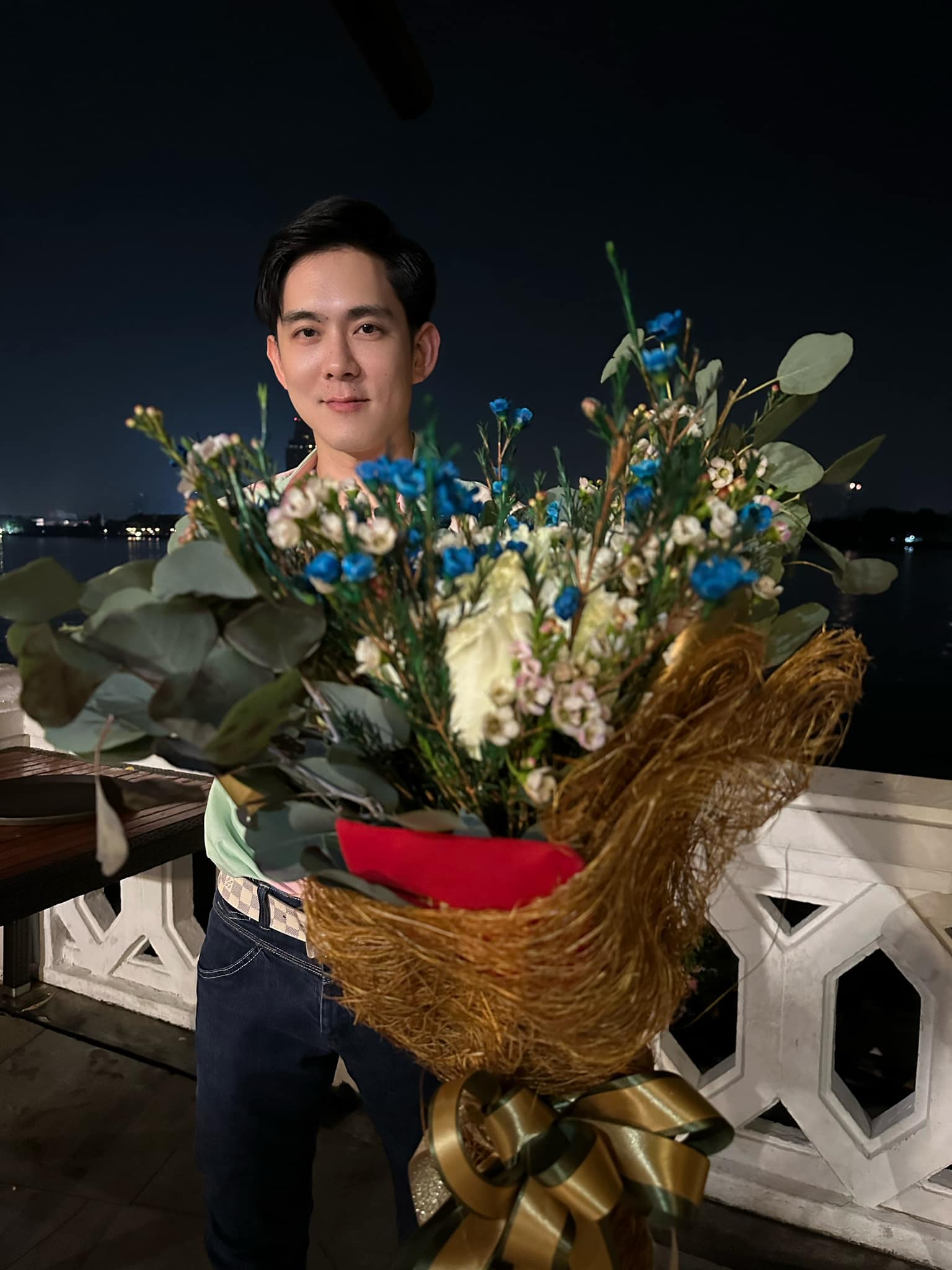 อ้าว!! ยังไงกันเนี่ย  มินดา  ปล่อยคลิป อ๊อฟ ศุภณัฐ มอบดอกไม้และสร้อยข้อมือ ริมแม่น้ำสุดโรแมนติก