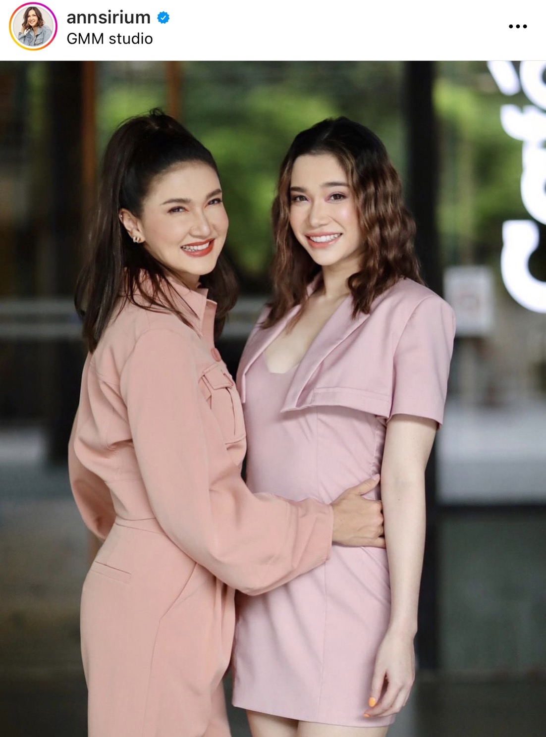 แอน สิเรียม ไม่ยุ่งเรื่องรักลูกสาว ด้าน นนนี่ ยืนยัน ยังโสดสนิท มองรักครั้งเก่าเป็นบทเรียน แอน สิเรียม ไม่ยุ่งเรื่องรักลูกสาว ด้าน นนนี่ ยืนยัน ยังโสดสนิท มองรักครั้งเก่าเป็นบทเรียน