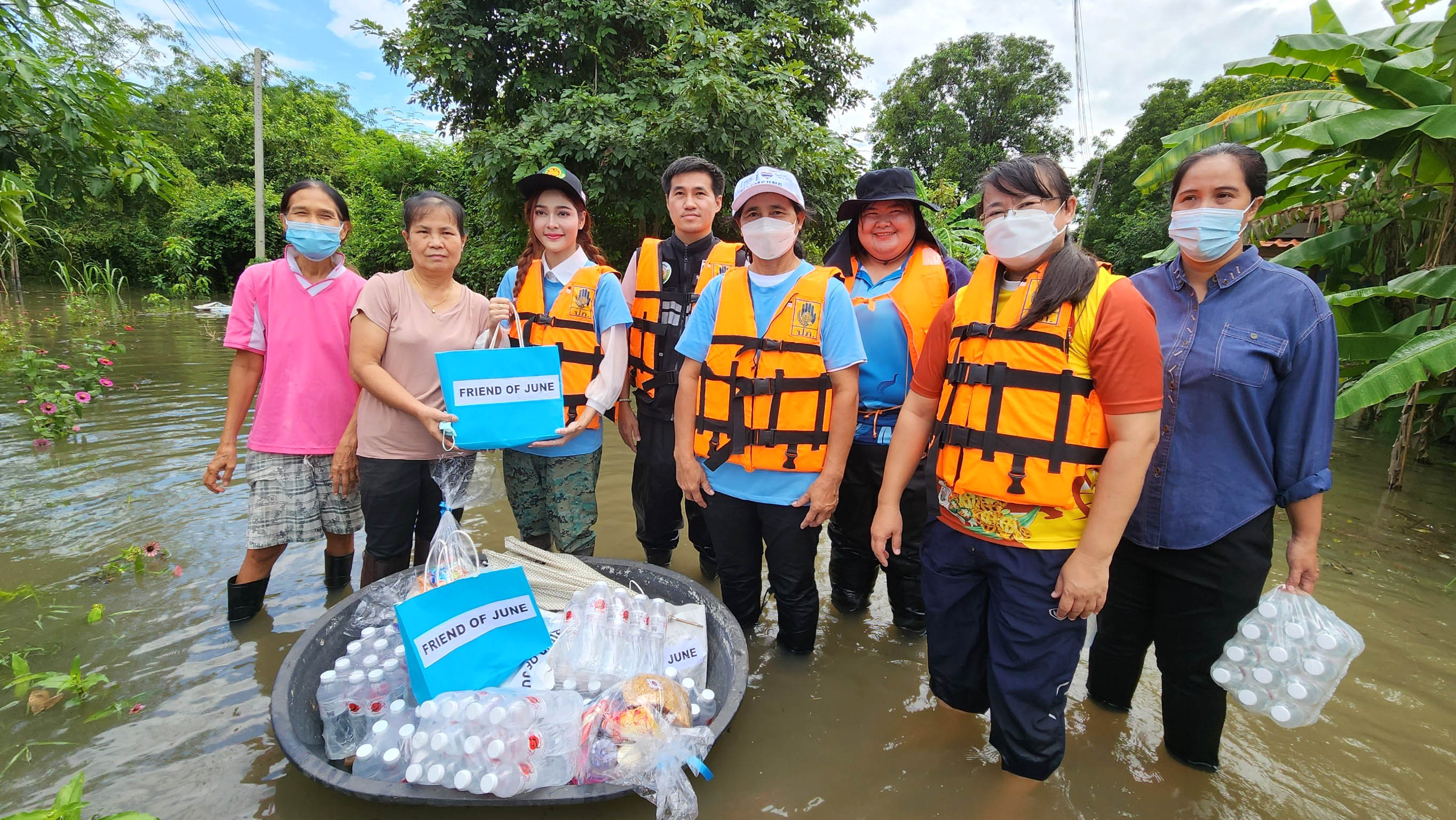 ให้กำลังใจผู้ประสับภัยน้ำท่วมจูน นาตาชา พร้อมแฟนคลับ ลงพื้นที่มอบถุงยังชีพ 