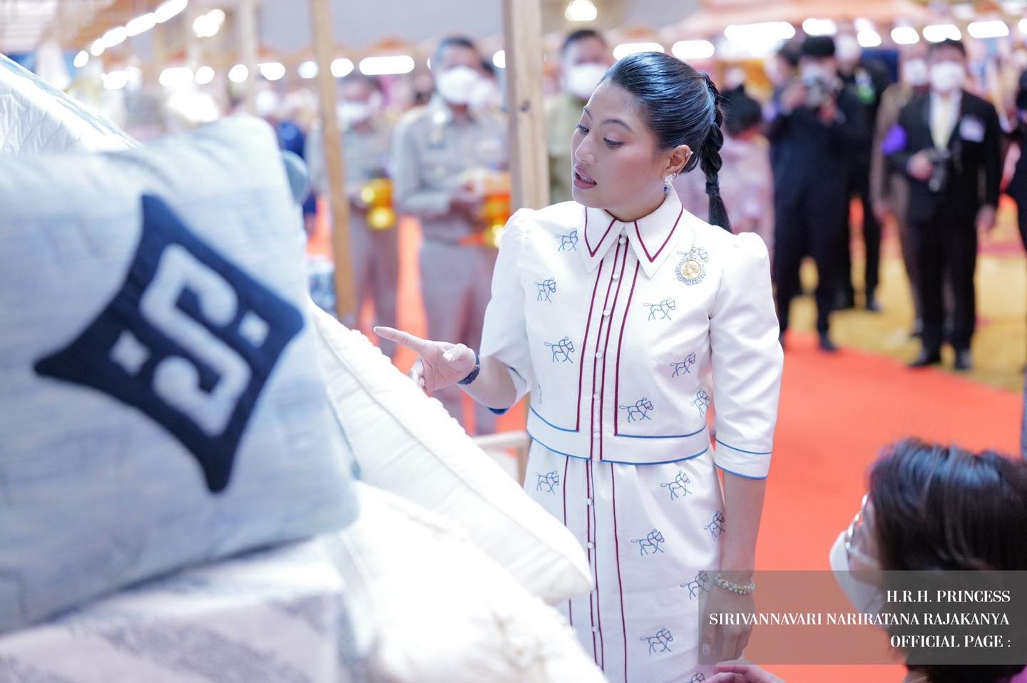 เจ้าฟ้าสิริวัณณวรี เสด็จไปทอดพระเนตรการจัดแสดงและจำหน่ายผลิตภัณฑ์ผ้าและงานหัตกรรมภาคกลาง เจ้าฟ้าสิริวัณณวรี เสด็จไปทอดพระเนตรการจัดแสดงและจำหน่ายผลิตภัณฑ์ผ้าและงานหัตกรรมภาคกลาง