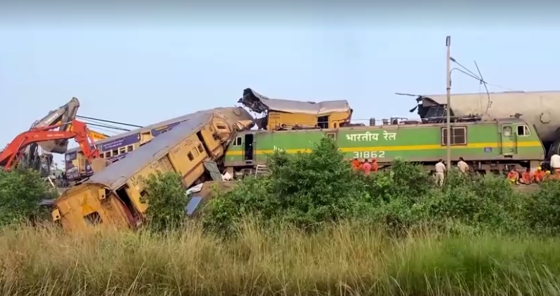 รถไฟโดยสาร 2 ขบวนพุ่งชนกันจนกระเด็นตกราง เสียชีวิต-บาดเจ็บจำนวนมาก