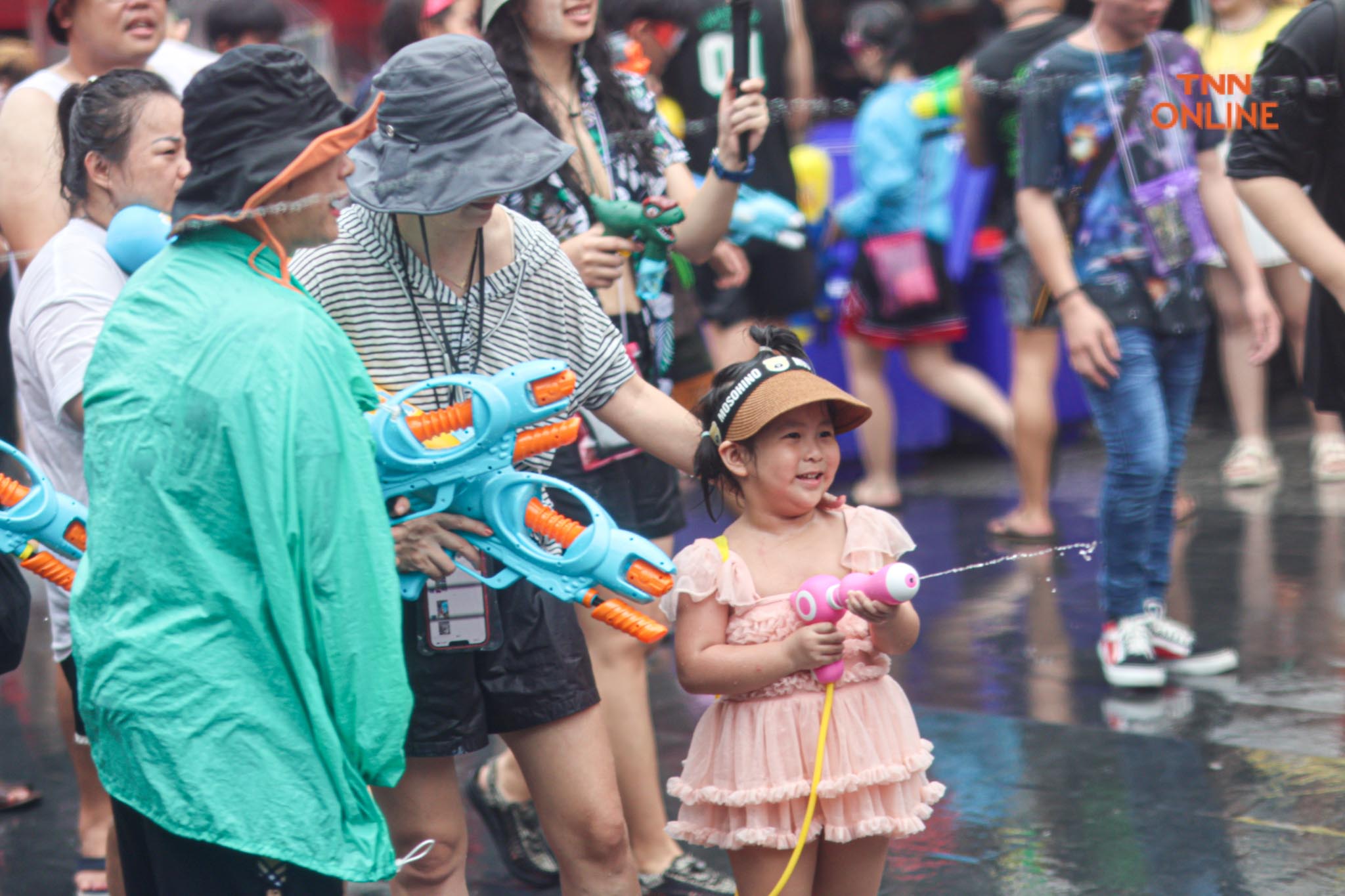 เริ่มแล้วสงกรานต์ข้าวสาร นทท.เล่นสาดน้ำกันคึกคัก เริ่มแล้วสงกรานต์ข้าวสาร นทท.เล่นสาดน้ำกันคึกคัก