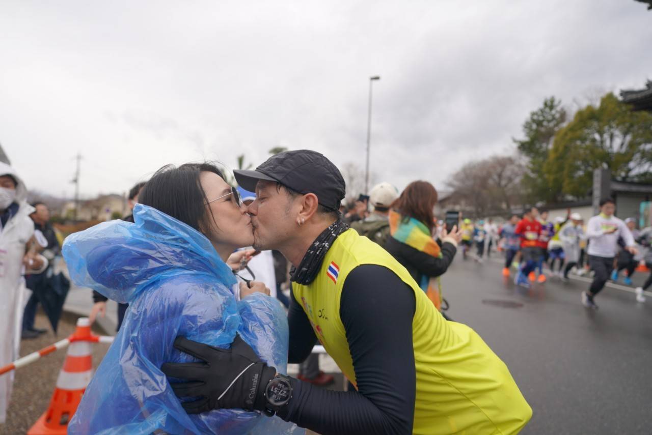 เต๋า สมชาย โชว์ซีนหวานจูบปากภรรยาขอกำลังใจวิ่ง KYOTO MARATHON 2023