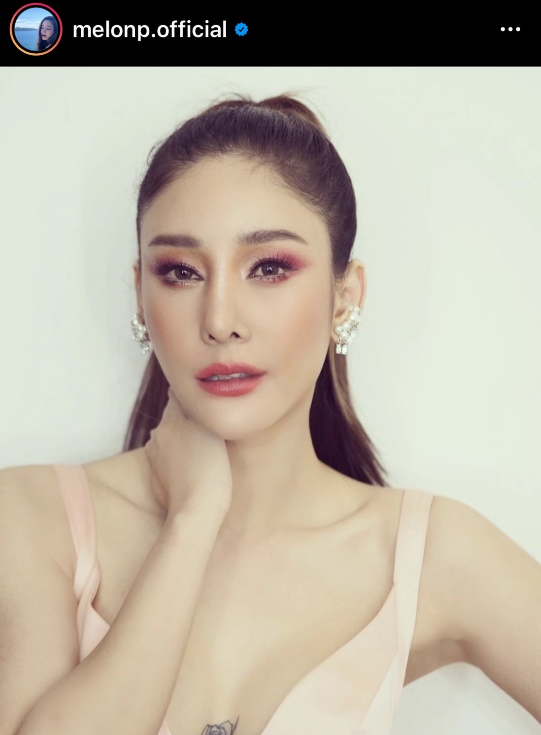 2 เพื่อนรัก โม อมีนา และ อะตอม สัมพันธภาพ เดินทางมารอ แตงโม ที่จุดเกิดเหตุ 2 เพื่อนรัก โม อมีนา และ อะตอม สัมพันธภาพ เดินทางมารอ แตงโม ที่จุดเกิดเหตุ