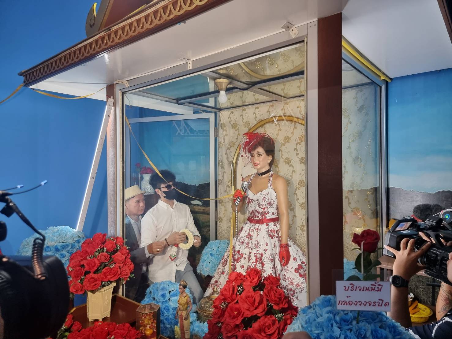 เพชร ภัควรรธน์ ทำบุญรำลึก 31 ปี การจากไปของ แม่ผึ้ง พุ่มพวง เพชร ภัควรรธน์ ทำบุญรำลึก 31 ปี การจากไปของ แม่ผึ้ง พุ่มพวง