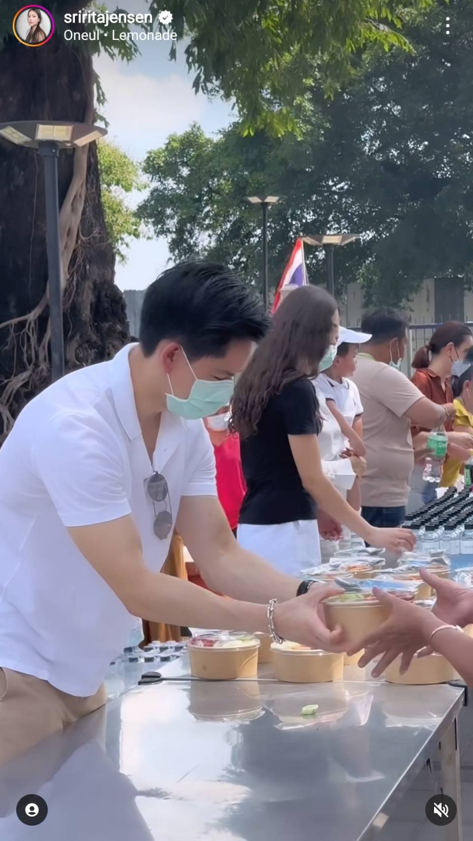 ศรีริต้า ควงลูกชาย น้องกวิณท์ เข้าครัวทำอาหารไปแจก เนื่องในวันเกิดสามี คุณกรณ์ ณรงค์เดช ศรีริต้า ควงลูกชาย น้องกวิณท์ เข้าครัวทำอาหารไปแจก เนื่องในวันเกิดสามี คุณกรณ์ ณรงค์เดช