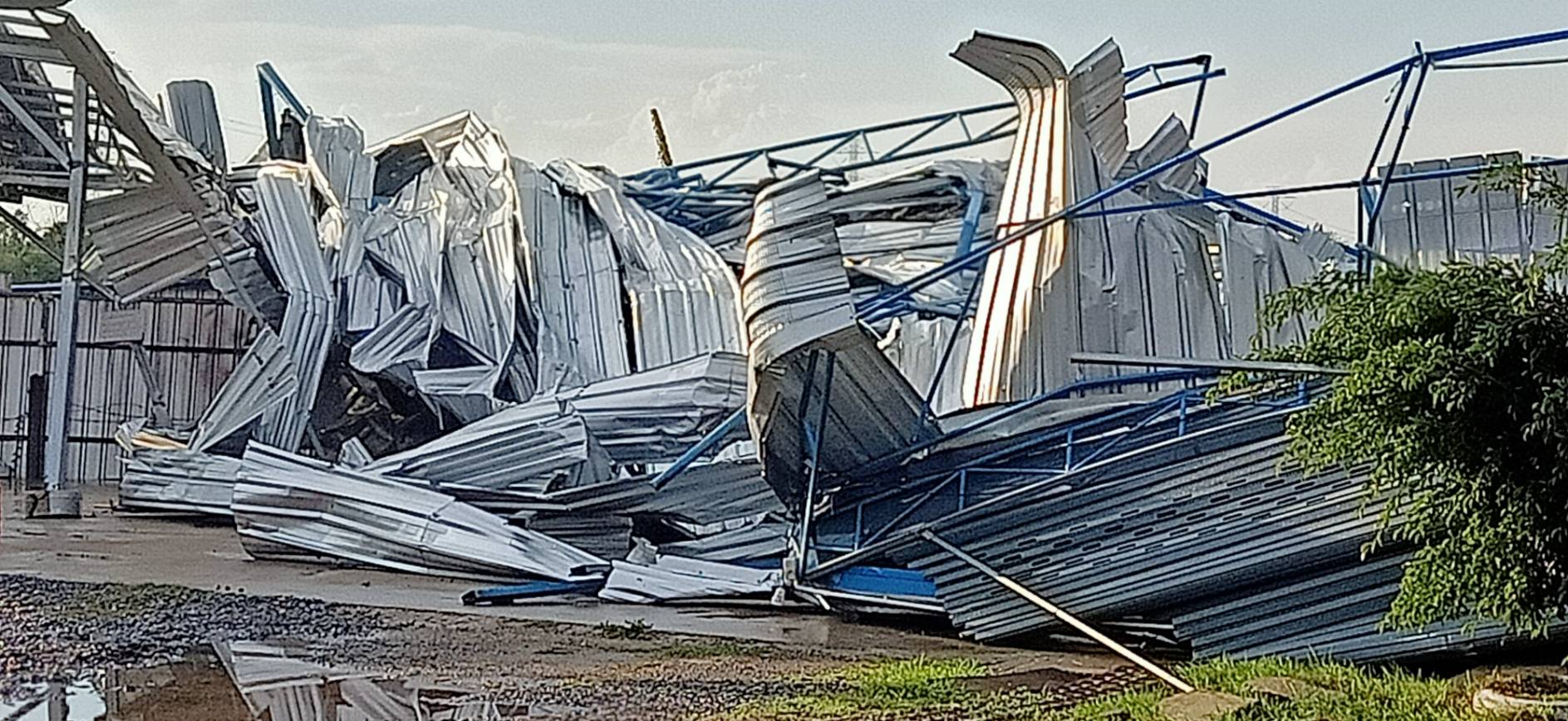 เปิดภาพความเสียหาย! พายุฤดูร้อน พัดถล่ม จ.ลพบุรี เสียหายหลาย 10 หลัง เปิดภาพความเสียหาย! พายุฤดูร้อน พัดถล่ม จ.ลพบุรี เสียหายหลาย 10 หลัง