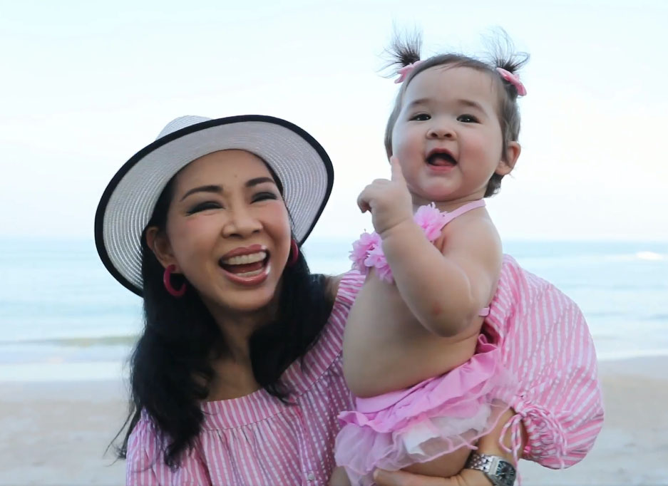 ชุดว่ายน้ำ ราคา 1 แสน แม่แอน จัดให้ลูกสาวใส่ไปทะเล