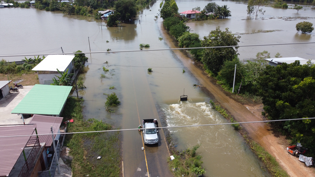 เปิดภาพมุมสูง แม่น้ำมูลทะลักท่วม อ.ชุมพวง ถนนขาดรถผ่านไม่ได้ เดือดร้อนหนัก เปิดภาพมุมสูง แม่น้ำมูลทะลักท่วม อ.ชุมพวง ถนนขาดรถผ่านไม่ได้ เดือดร้อนหนัก