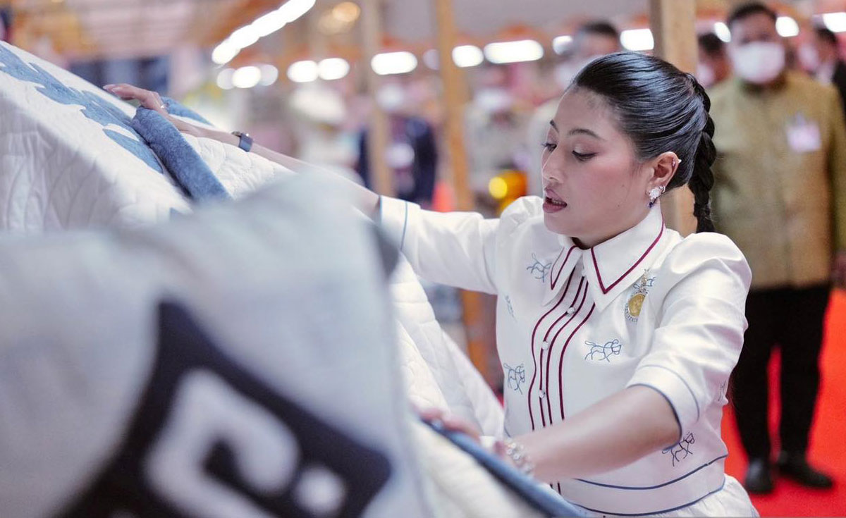เจ้าฟ้าสิริวัณณวรี เสด็จไปทอดพระเนตรการจัดแสดงและจำหน่ายผลิตภัณฑ์ผ้าและงานหัตกรรมภาคกลาง