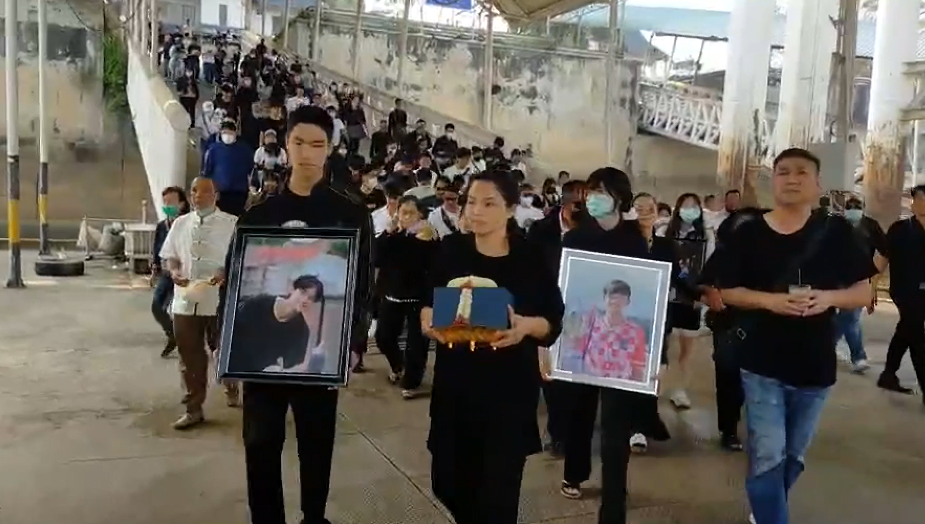 เปิดภาพครอบครัวลอยอังคาร น้องดอม 12 หมู่ป่าร่วมด้วย เปิดภาพครอบครัวลอยอังคาร น้องดอม 12 หมู่ป่าร่วมด้วย