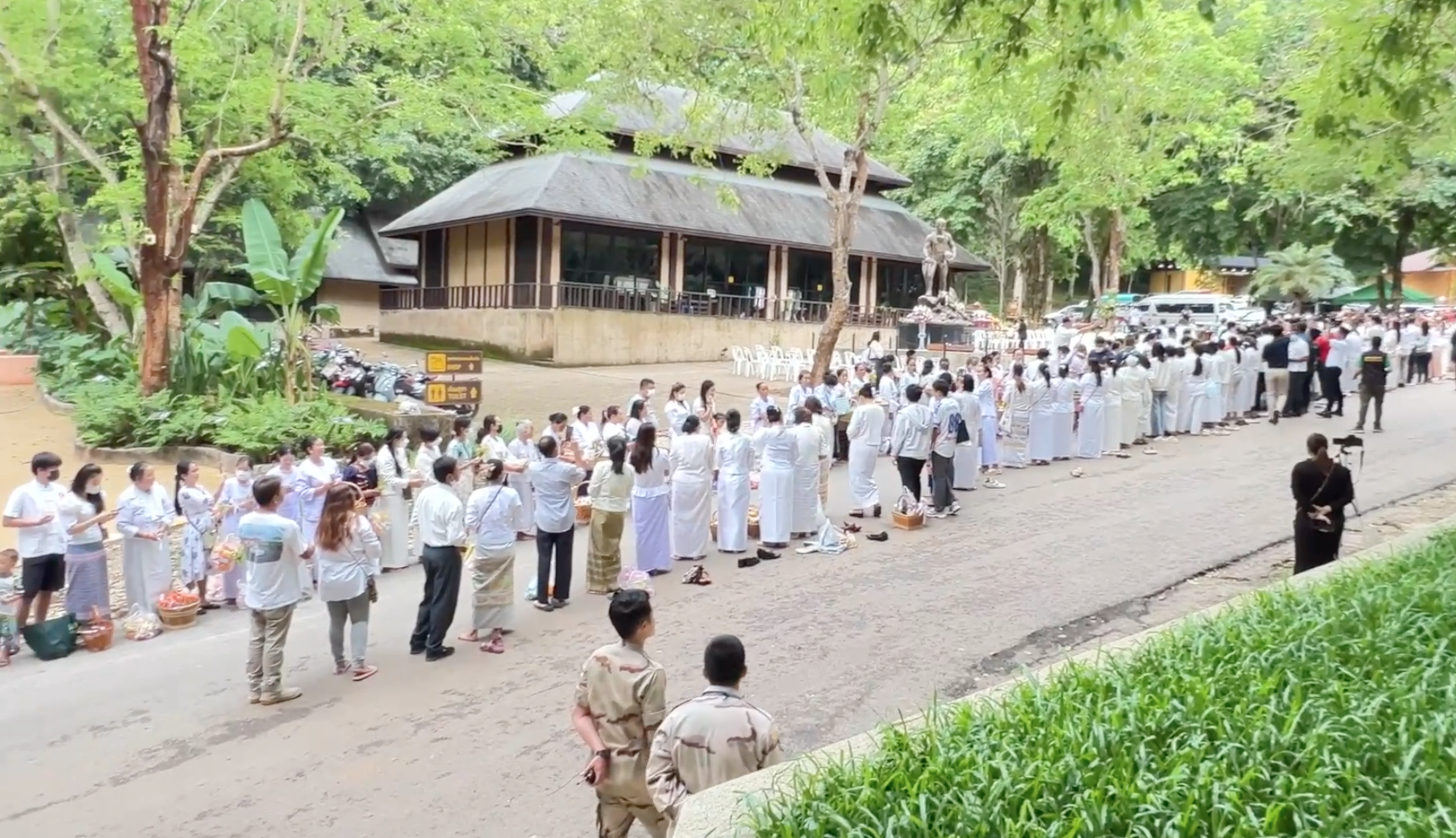 เชียงรายทำบุญครบรอบ 5 ปีเหตุการณ์ถ้ำหลวง-รำลึก “ผู้ว่าฯหมูป่า” 
