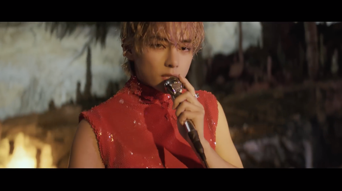 ใจเหลวไปหมดแล้ว!! 'วี BTS' อวดลีลาในเอ็มวีเพลงเดี่ยว Love Me Again 