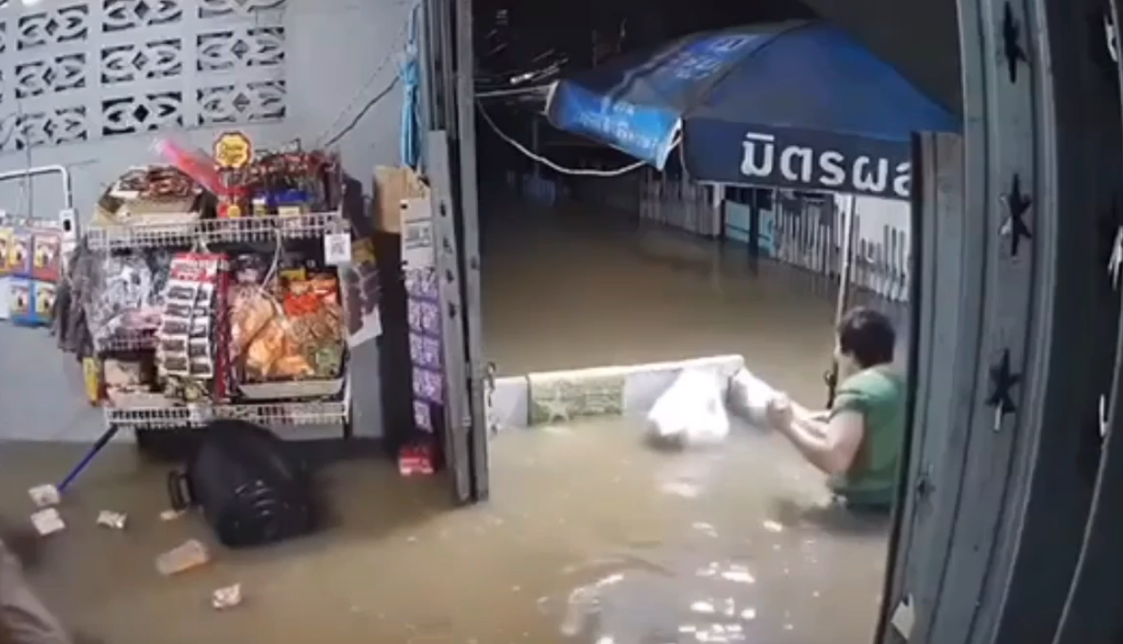 น้ำท่วมนนทบุรี เปิดภาพวงจรปิดนาทีกำแพงกั้นน้ำแตก หนีกันวุ่น น้ำท่วมนนทบุรี เปิดภาพวงจรปิดนาทีกำแพงกั้นน้ำแตก หนีกันวุ่น