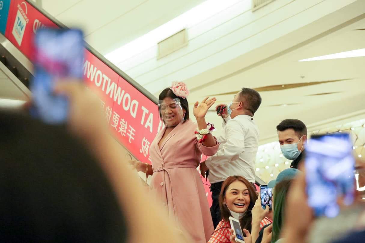 ห้างแตก! หลัง พระมหาเทวีเจ้าแห่งเมืองทิพย์ ไปเดินช้อปปิ้ง ห้างแตก! หลัง พระมหาเทวีเจ้าแห่งเมืองทิพย์ ไปเดินช้อปปิ้ง