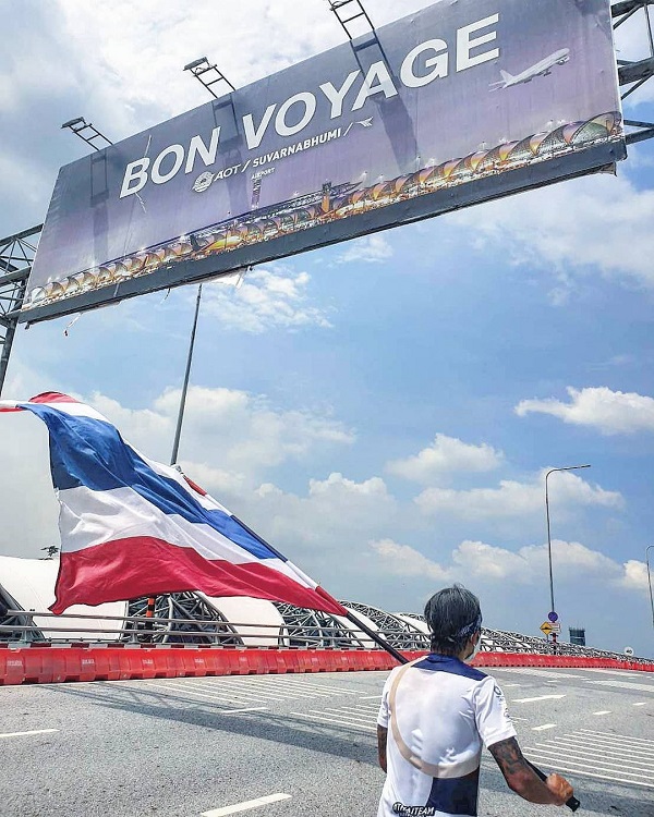 “ตูน บอดี้สแลม” วิ่งนำธงไตรรงค์ไม้สุดท้ายสู้ศึกโอลิมปิก (มีคลิป) “ตูน บอดี้สแลม” วิ่งนำธงไตรรงค์ไม้สุดท้ายสู้ศึกโอลิมปิก (มีคลิป)