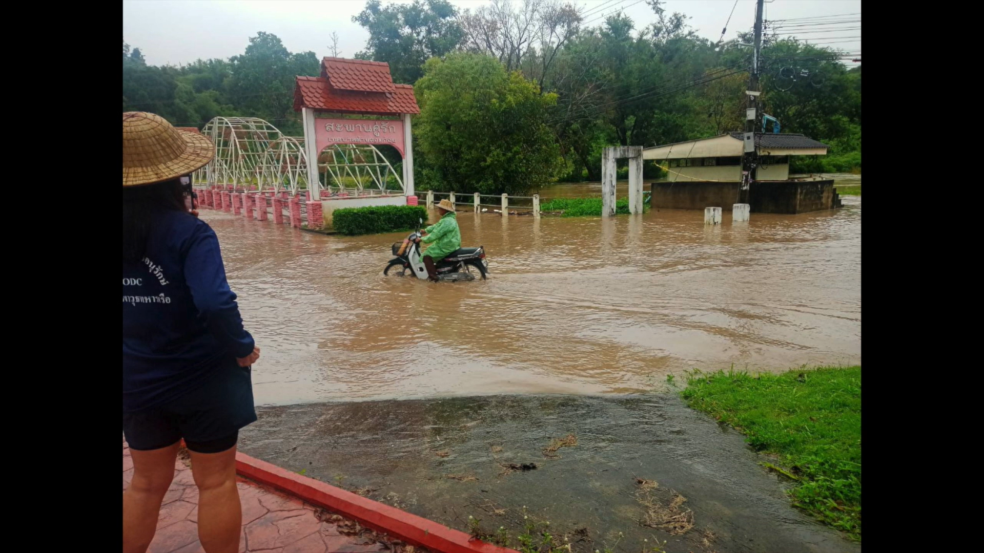 เปิดภาพน้ำท่วม สะพานคู่รัก อมก๋อย นายอำเภอสั่งระดมหน่วยงานเฝ้าระวัง 