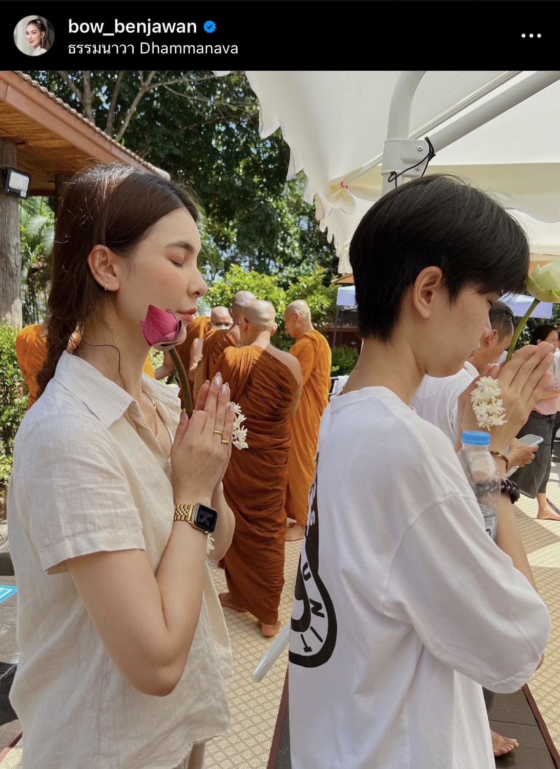 โบว์ เบญจวรรณ แท็กทีมเพื่อน เข้าวัดทำบุญวันวิสาขบูชา