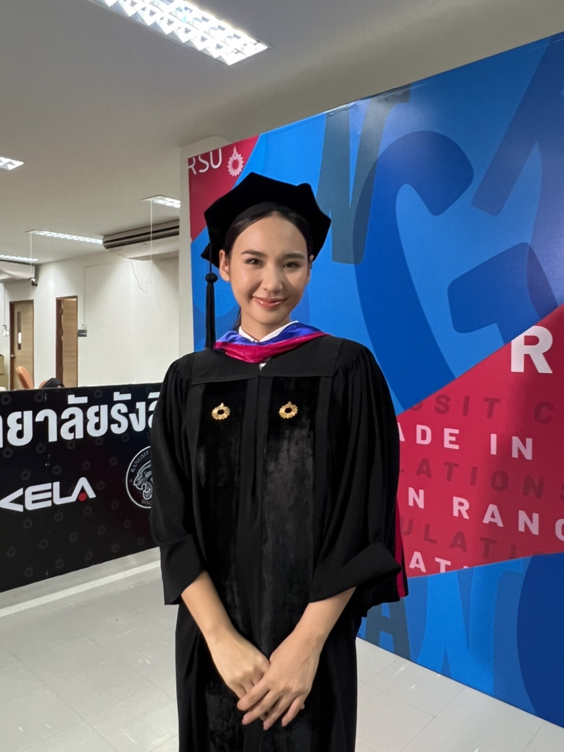 6 คนบันเทิงเข้ารับปริญญา เป็นบัณทิตป้ายแดง 