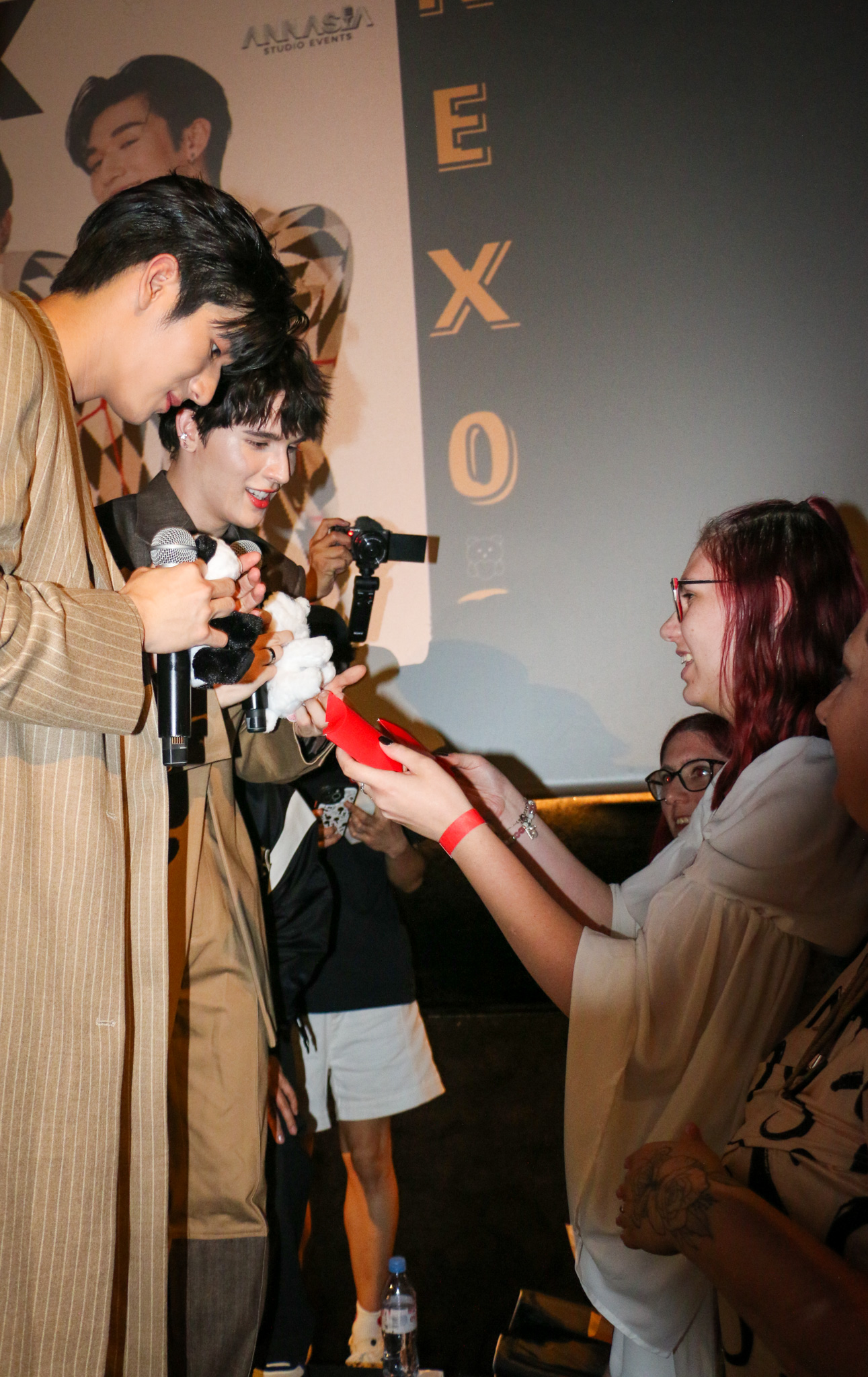 'มอส-แบงค์' เสิร์ฟฟิน!! ลัดฟ้าจัดแฟนมีตคู่ครั้งแรกที่ปารีส แฟนอินเตอร์เพียบ 'มอส-แบงค์' เสิร์ฟฟิน!! ลัดฟ้าจัดแฟนมีตคู่ครั้งแรกที่ปารีส แฟนอินเตอร์เพียบ