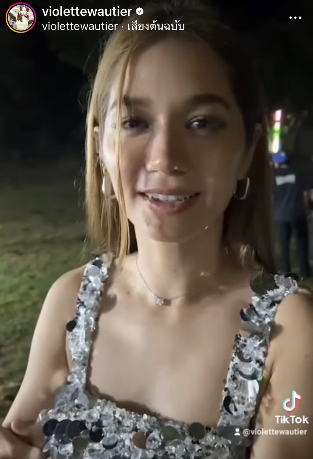 วี วิโอเลต ทุ่มสุดตัว แม้เครื่องดนตรีจะเปียกฝน ขอบคุณแฟนเพลงที่ยังยืนดูและสนุกไปด้วยกัน วี วิโอเลต ทุ่มสุดตัว แม้เครื่องดนตรีจะเปียกฝน ขอบคุณแฟนเพลงที่ยังยืนดูและสนุกไปด้วยกัน