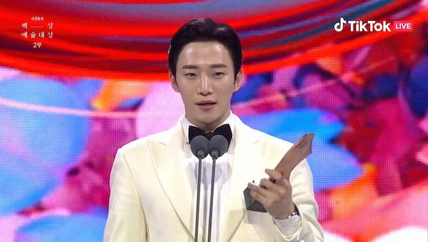 จุนโฮ - คิมแทรี!! กวาดรางวัล Baeksang Arts Awards ครั้งที่ 58
