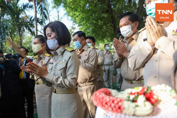 สักการะสิ่งศักดิ์สิทธิ์ก่อนเข้าทำงานวันแรก สักการะสิ่งศักดิ์สิทธิ์ก่อนเข้าทำงานวันแรก