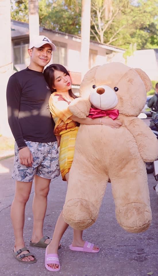 เจนนี่ เป็นช่างตัดผมให้ ยิว ฉลองครบ 2 เดือน ได้ตุ๊กตาหมีตัวใหญ่ เจนนี่ เป็นช่างตัดผมให้ ยิว ฉลองครบ 2 เดือน ได้ตุ๊กตาหมีตัวใหญ่