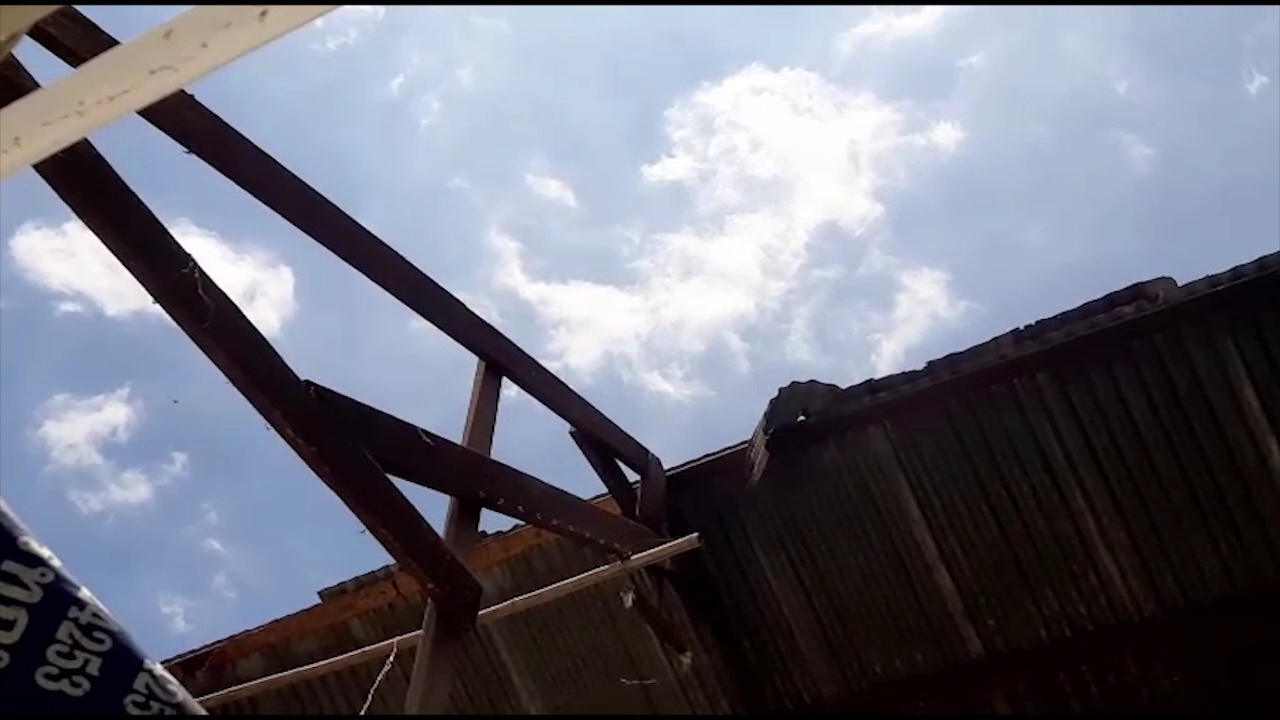 ฉะเชิงเทรา! เร่งซ่อมแซมบ้านเกือบร้อยหลังคาเรือนหลังพายุพัดถล่ม ฉะเชิงเทรา! เร่งซ่อมแซมบ้านเกือบร้อยหลังคาเรือนหลังพายุพัดถล่ม