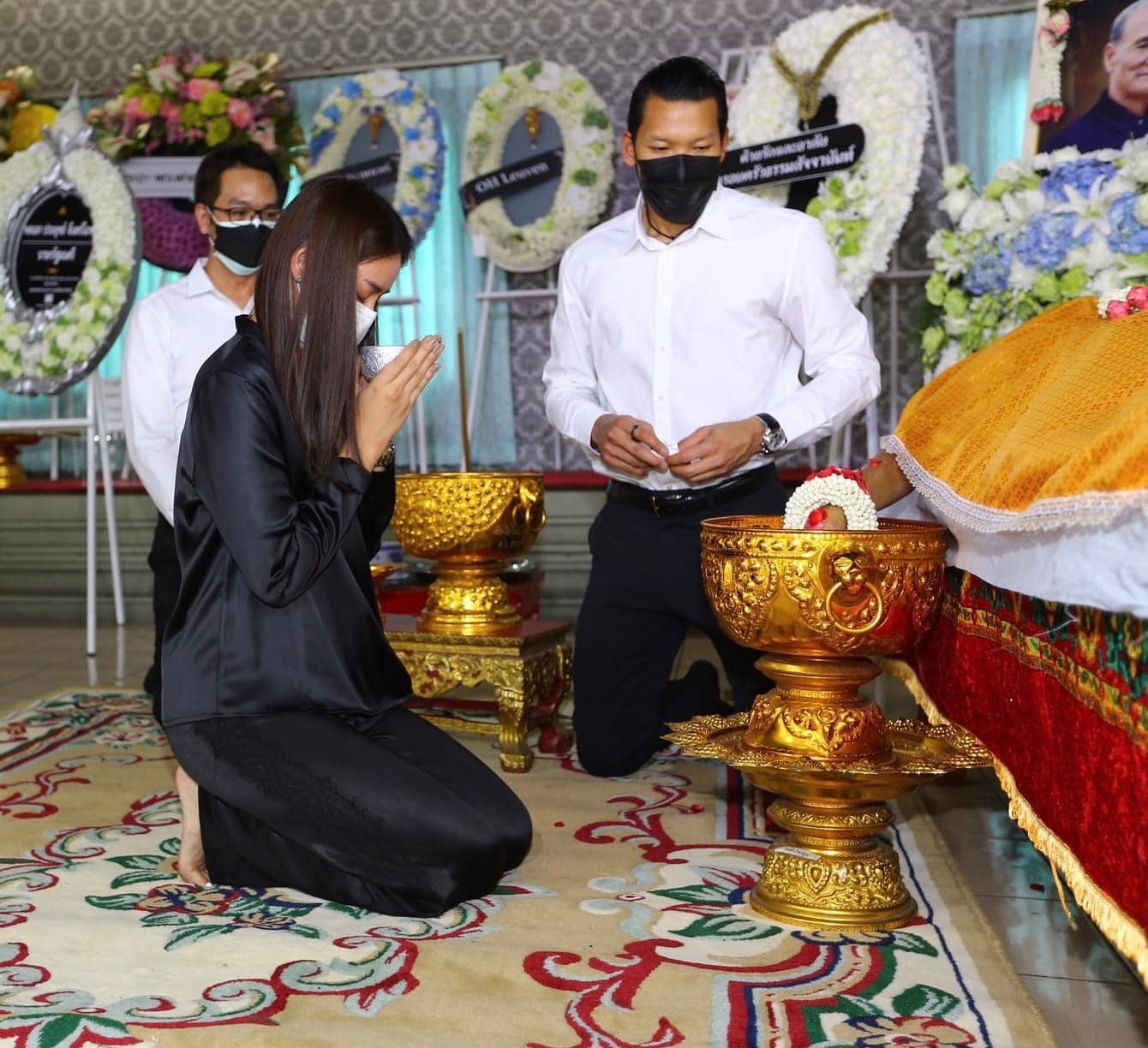 มะนาว ศรศิลป์ กอดให้กำลังใจอดีตคนรัก ตอง กวินทร์ หลังร่วมพิธีฌาปนกิจคุณพ่อ มะนาว ศรศิลป์ กอดให้กำลังใจอดีตคนรัก ตอง กวินทร์ หลังร่วมพิธีฌาปนกิจคุณพ่อ