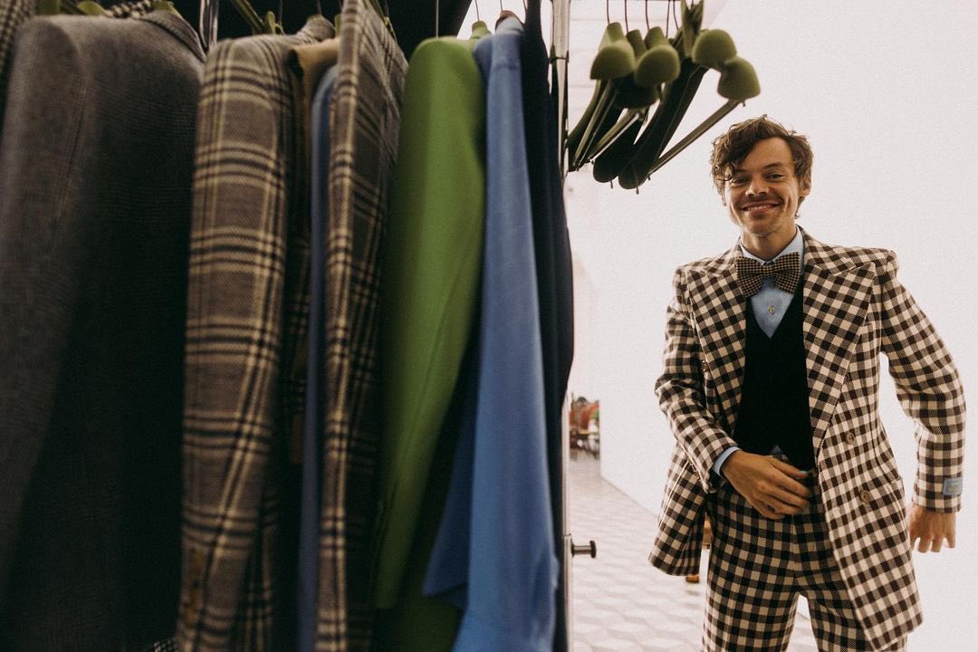 Harry Styles เดินทางถึงประเทศไทยแล้ว แฟนๆ เซอร์ไพรส์เจอยืนซื้อน้ำมะพร้าว Harry Styles เดินทางถึงประเทศไทยแล้ว แฟนๆ เซอร์ไพรส์เจอยืนซื้อน้ำมะพร้าว