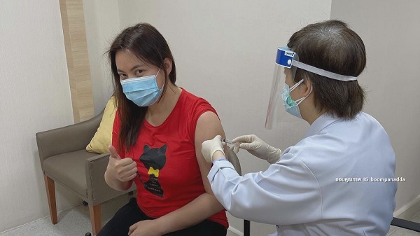 “บุ๋ม” รับวัคซีนโควิด / บอม ธนิน ยังไม่ฉีดวัคซีน   (มีคลิป)