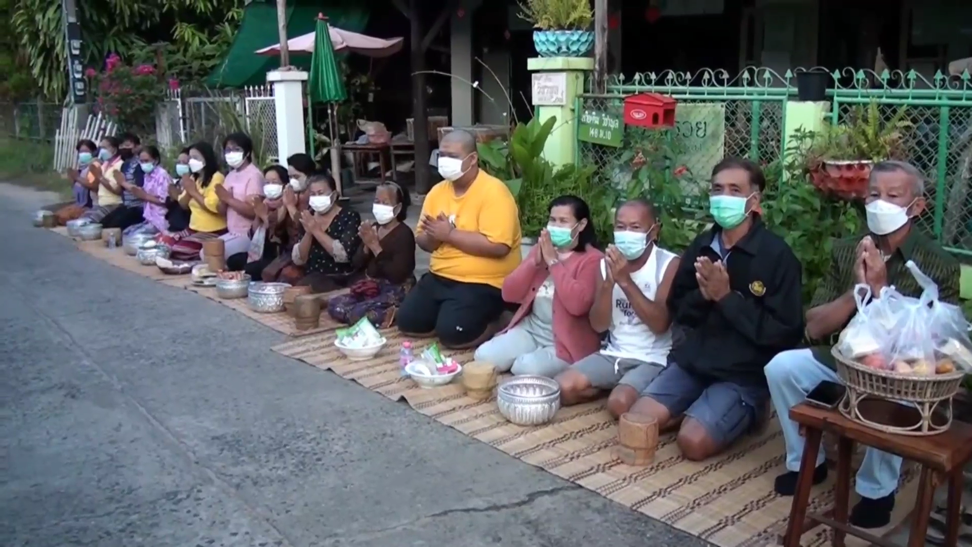 ชาวอุบลฯ ตักบาตรพระถวายพระพรชัยมงคล แด่ เจ้าฟ้าพัชรกิติยาภาฯ