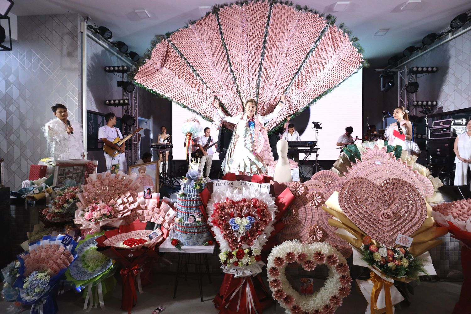 แฟนคลับ ตรี ชัยณรงค์ เปย์หนัก! มอบปีกมาลัยเงินล้าน ฉลองวันเกิดอายุครบ 36 ปี