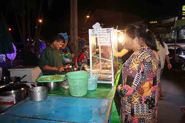 ฮือฮา! เจ้าของเพลงดัง “ฉันทนาที่รัก-รักข้ามคลอง” ผันตัวขายลาบ-ก้อย สู้โควิด ฮือฮา! เจ้าของเพลงดัง “ฉันทนาที่รัก-รักข้ามคลอง” ผันตัวขายลาบ-ก้อย สู้โควิด