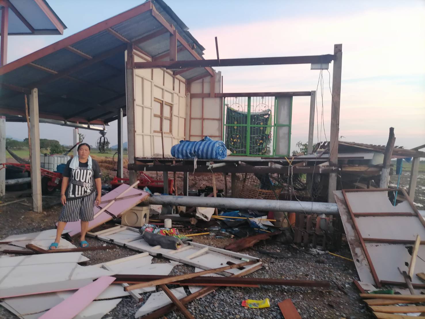 เปิดภาพความเสียหาย! พายุฤดูร้อน พัดถล่ม จ.ลพบุรี เสียหายหลาย 10 หลัง เปิดภาพความเสียหาย! พายุฤดูร้อน พัดถล่ม จ.ลพบุรี เสียหายหลาย 10 หลัง