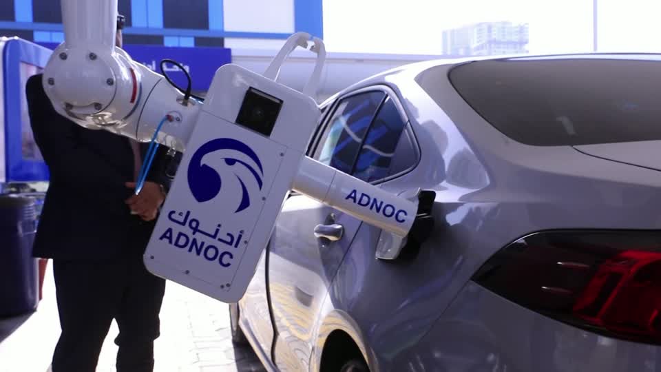 หุ่นยนต์เด็กปั๊ม ? UAE เปิดตัวหุ่นยนต์ AI แขนกลสำหรับช่วยเติมเชื้อเพลิง