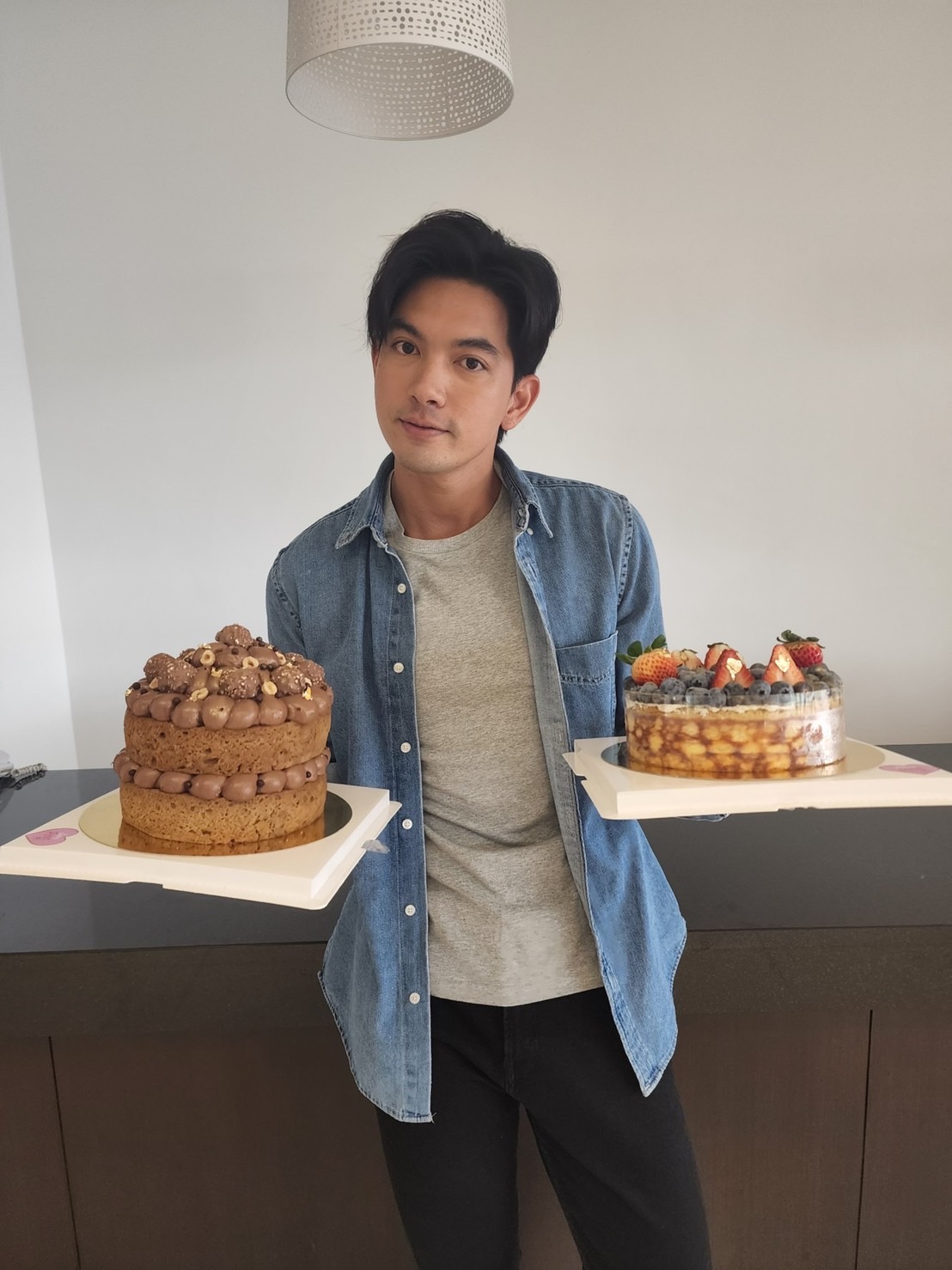 เข้ม หัสวีร์ปลื้มหนัก! ติ๊ก-อั้ม ยกเค้กเซอร์ไพรส์วันเกิดกลางกองละคร