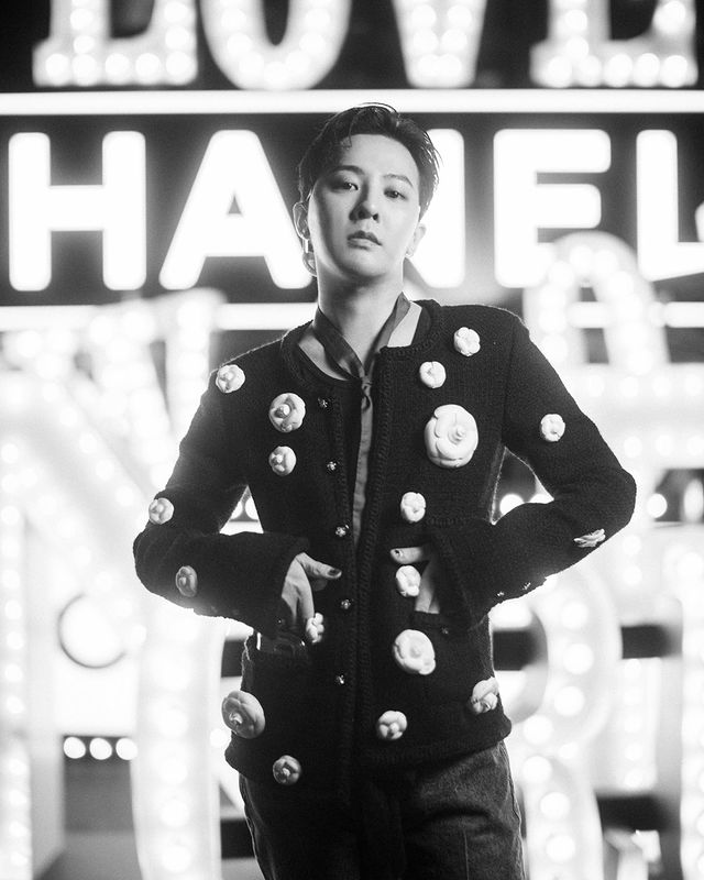 แฟนๆ ชื่นชม!! ‘หวังอี้ป๋อ’ ลัดฟ้าเยือนญี่ปุ่น สวมเสื้อพิมพ์ลายดอกไม้เปี่ยมความหมาย