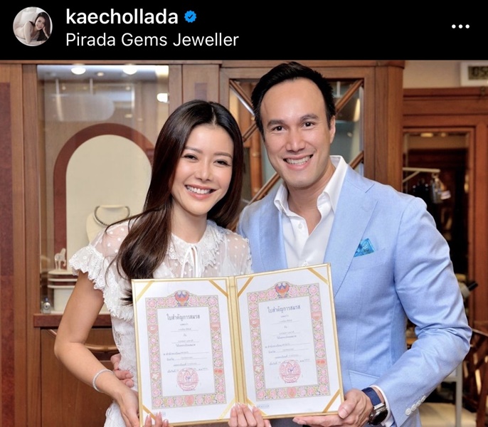 เก๋ ชลลดา ควงสามี จดทะเบียนสมรสในวันครบรอบ 12 ปี ที่รักกัน!!