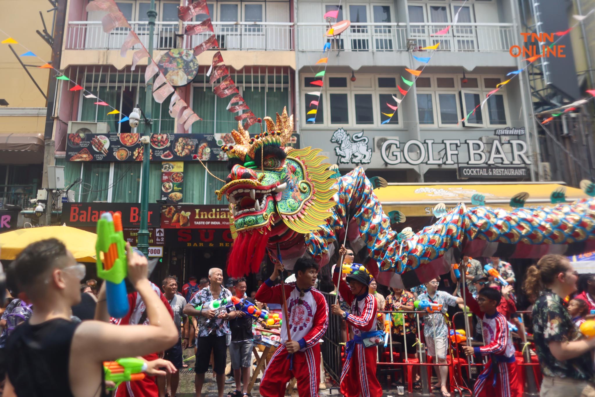 เริ่มแล้วสงกรานต์ข้าวสาร นทท.เล่นสาดน้ำกันคึกคัก เริ่มแล้วสงกรานต์ข้าวสาร นทท.เล่นสาดน้ำกันคึกคัก