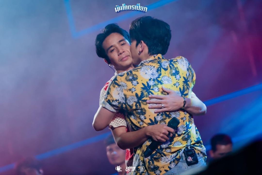 จังหวะตกหลุมรัก เบิ้ล - ก้อง โชว์จูบปากหวานสุดๆบนเวที