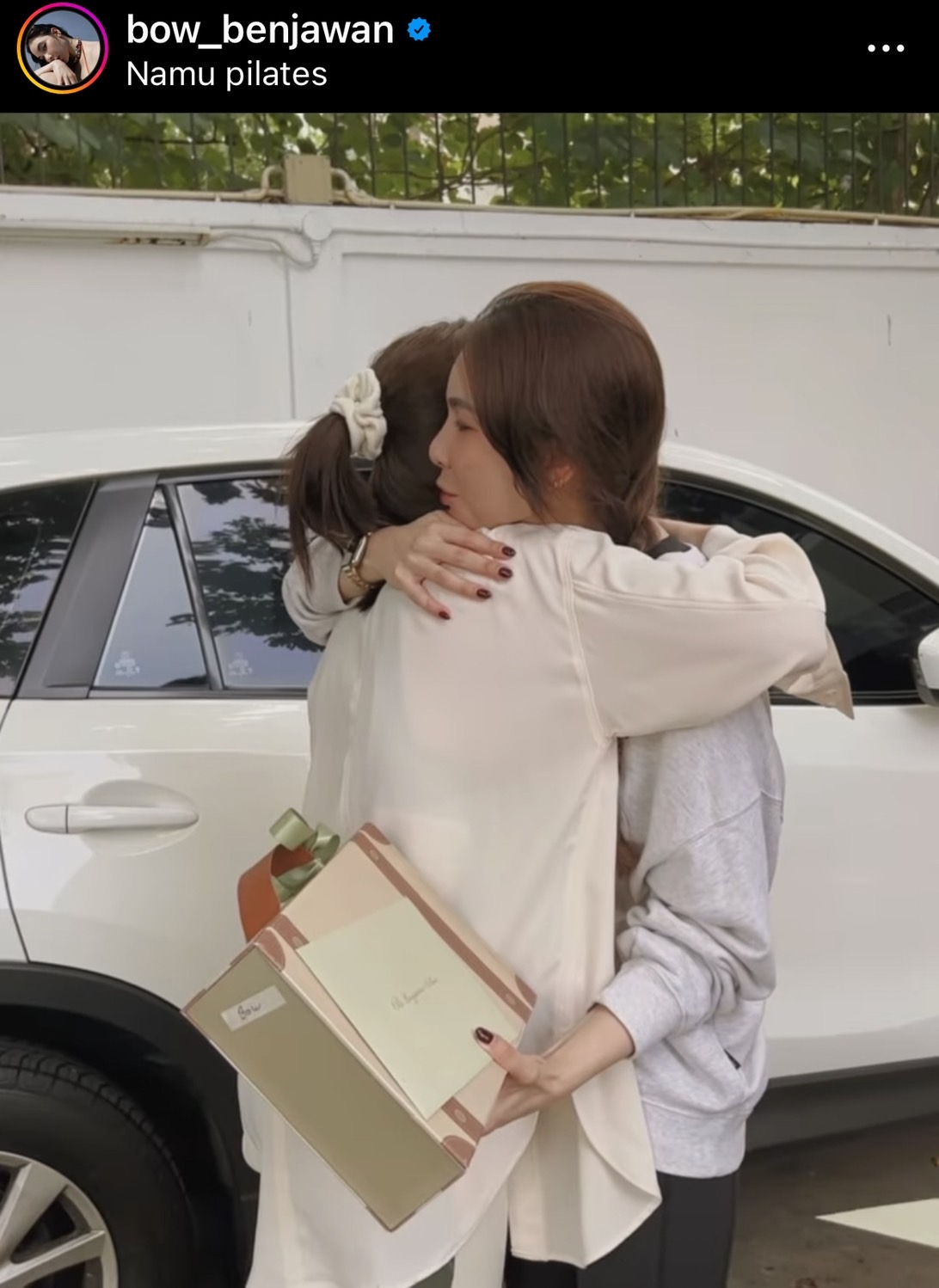 คิมเบอร์ลี่ เดินสายแจกการ์ดงานแต่ง พร้อมกอดให้กำลังใจ โบว์ เบญจวรรณ 