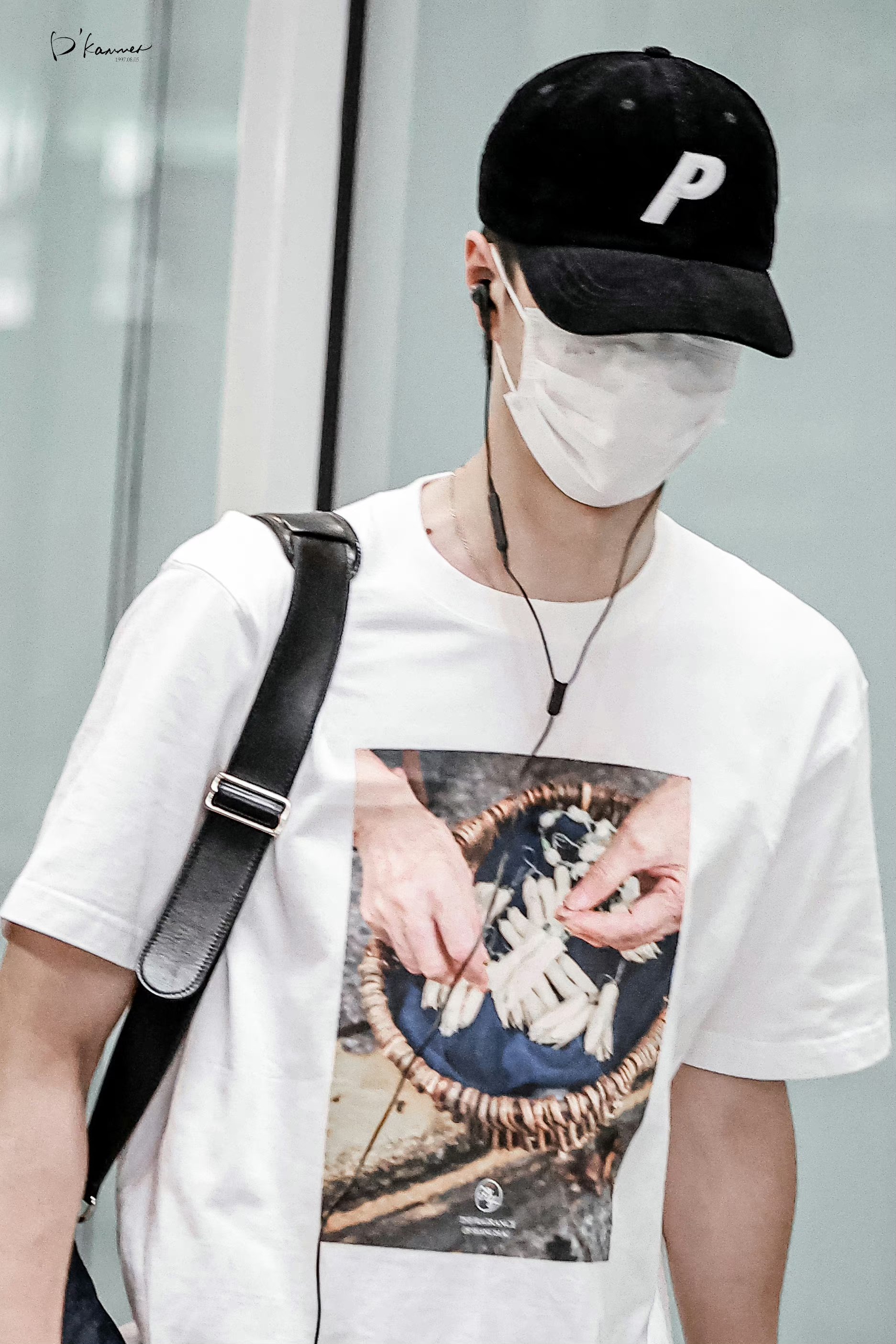 แฟนๆ ชื่นชม!! ‘หวังอี้ป๋อ’ ลัดฟ้าเยือนญี่ปุ่น สวมเสื้อพิมพ์ลายดอกไม้เปี่ยมความหมาย