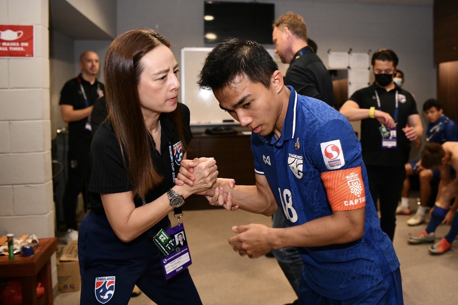 รวมภาพ 'มาดามแป้ง' กับทบาท 'ผจก.ทีมชาติไทย' นัดเอาชนะเวียดนาม 2-0